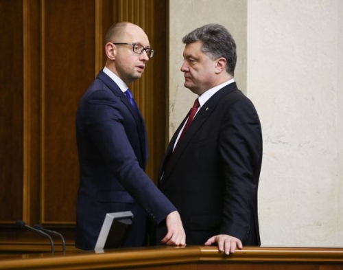 Thủ tướng Ukraine Arseny Yatsenyuk (tr&aacute;i) v&agrave; Tổng thống Petro Poroshenko