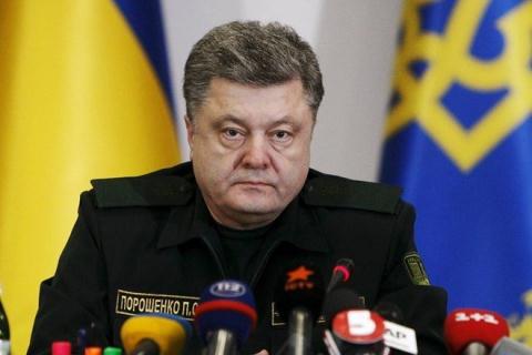 Tổng thống Ukraine Petro Poroshenko đang vấp phải chỉ tr&iacute;ch của cả Nga v&agrave; phương T&acirc;y