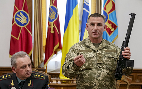 Một chỉ huy Ukraine cầm khẩu s&uacute;ng trường m&agrave; &ocirc;ng tuy&ecirc;n bố l&agrave; tịch thu từ hai nghi phạm binh l&iacute;nh Nga
