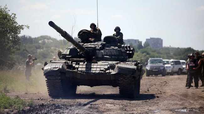 Xe tăng của lực lượng ly khai r&uacute;t khỏi chiến tuyến ở Donetsk, ng&agrave;y 19/7