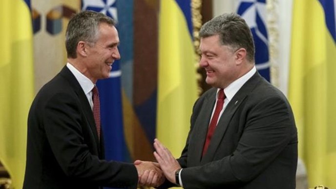 Tổng thống Ukraine, Poroshenko (phải) b&agrave;y tỏ &yacute; muốn gia nhập NATO 