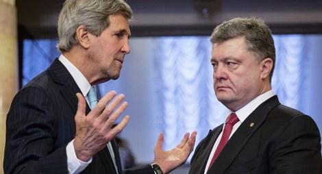 Ngoại trưởng Mỹ John Kerry v&agrave; Tổng thống Ukraine Petro Poroshenko