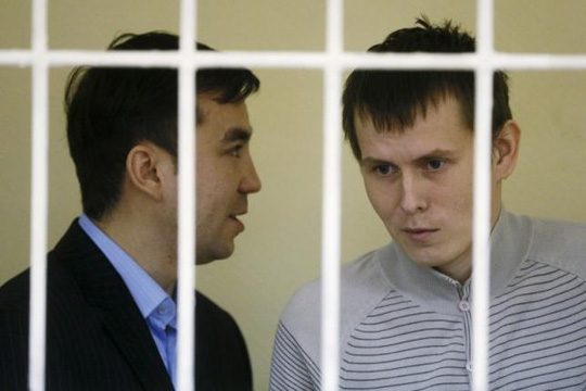 Alexander Alexandrov (phải) v&agrave; Yevgeny Yerofeyev bị lực lượng Ukraine bắt giam ng&agrave;y 16/5/2015