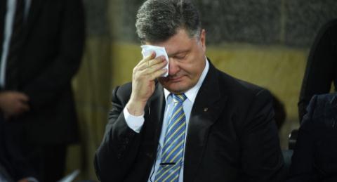 Tổng thống Ukraine Petro Poroshenko đang đ&aacute;nh mất sự ủng hộ của ch&acirc;u &Acirc;u cũng như người d&acirc;n Ukraine