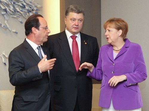 Thủ tướng Đức Angela Merkel thảo luận ở Berlin với Tổng thống Ph&aacute;p Francois Hollande v&agrave; Tổng thống Ukraine Petro Poroshenko