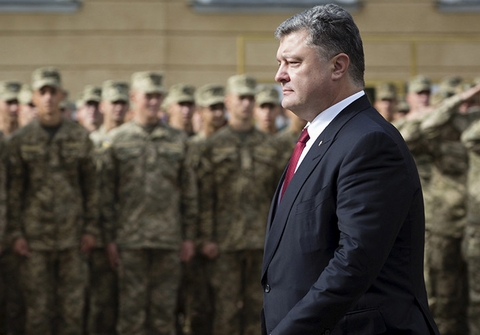 Tổng thống Petro Poroshenko vừa th&ocirc;ng qua học thuyết qu&acirc;n sự sửa đổi của Ukraine