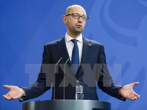 Thủ tướng Ukraine Arseniy Yatsenyuk ph&aacute;t biểu tại cuộc họp b&aacute;o ở thủ đ&ocirc; Berlin của Đức ng&agrave;y 23/10/2015