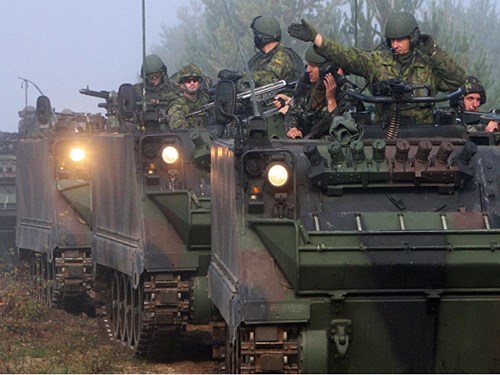 Binh lính tham gia m&ocirc;̣t cu&ocirc;̣c di&ecirc;̃n t&acirc;̣p chung giữa Ba Lan, Litva và Ukraine năm 2012
