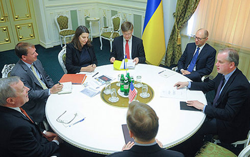 T&igrave;nh h&igrave;nh Ukraine mới nhất cho biết Thủ tướng Yatseniuk đề nghị Mỹ &lsquo;mua đứt&rsquo; Ukraine