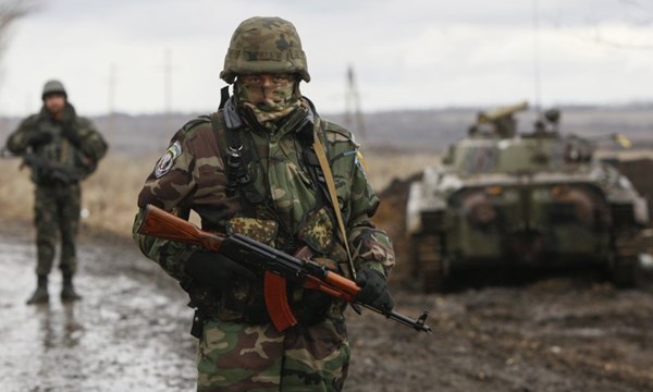 Một binh sĩ Ukraine tại chiến trường miền Đ&ocirc;ng Ukraine