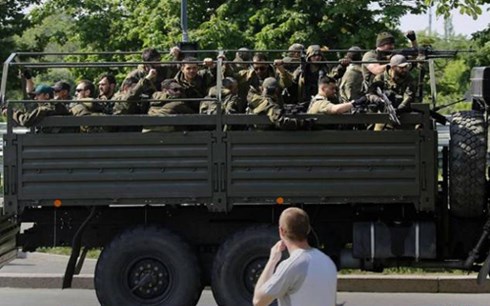 Lực lượng d&acirc;n qu&acirc;n Donetsk tr&ecirc;n đường tới s&acirc;n bay