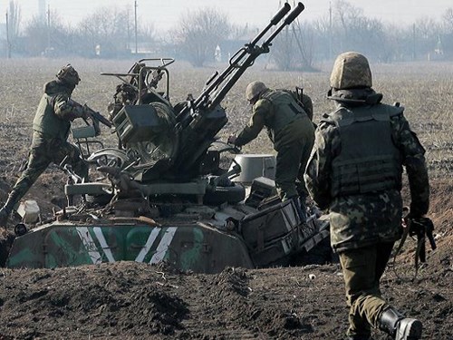T&igrave;nh h&igrave;nh Ukraine mới nhất cho biết Ukraine chịu sức &eacute;p phải triển khai vũ kh&iacute; hạng nặng tới Donbass
