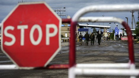 Cửa khẩu bi&ecirc;n giới Izvarino giữa Nga- Ukraine ở v&ugrave;ng Lugansk