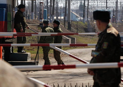L&iacute;nh bi&ecirc;n ph&ograve;ng Ukraine bắn thủng ngực du kh&aacute;ch Nga