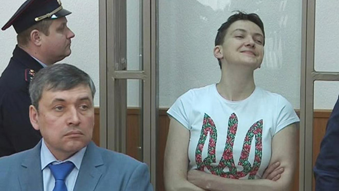 Nữ thượng &uacute;y phi c&ocirc;ng Ukraine, Nadezhda Savchenko phản ứng tại phi&ecirc;n t&ograve;a ở Nga ng&agrave;y 22/3/2016