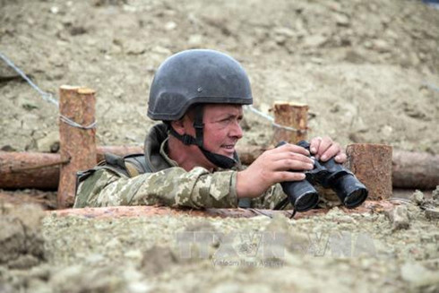 Binh sĩ Ukraine g&aacute;c tại chốt qu&acirc;n sự ở Popasna, v&ugrave;ng Donetsk