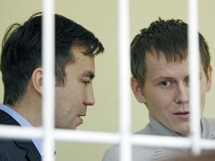 Yevgeny Yerofeyev (tr&aacute;i) v&agrave; Aleksander Aleksandrov bị đưa ra x&eacute;t xử
