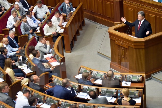 Tổng thống Ukraine Petro Poroshenko (phải) ph&aacute;t biểu tại một phi&ecirc;n họp Quốc hội