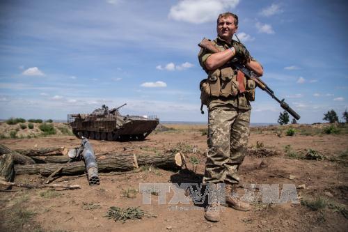 Binh sĩ Ukraine g&aacute;c tại chốt qu&acirc;n sự gần l&agrave;ng Troitske, v&ugrave;ng Lugansk