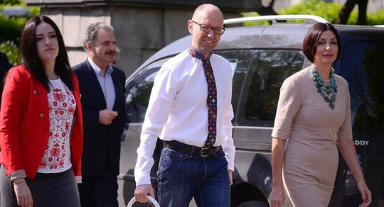 H&igrave;nh ảnh tụ họp với gia đ&igrave;nh để ăn mừng Lễ phục sinh tr&ecirc;n Facebook của &ocirc;ng Yatsenyuk. Ảnh: Facebook