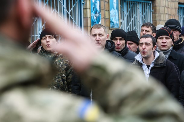 T&igrave;nh h&igrave;nh Ukraine lu&ocirc;n căng thẳng khiến nhi&ecirc;̀u người d&acirc;n Ukraine đã bị y&ecirc;u c&acirc;̀u đi lính nhằm ch&ocirc;́ng lại qu&acirc;n ly khai