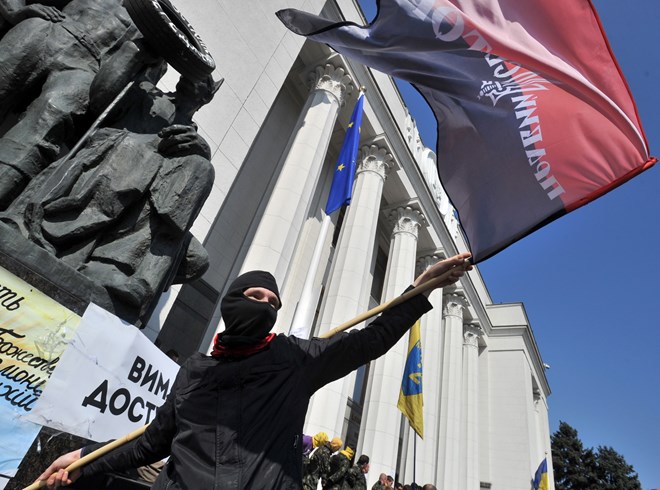 Sự nổi l&ecirc;n của phong tr&agrave;o C&aacute;nh hữu ở Ukraine đang khiến c&aacute;c nước EU e ngại. Nguồn AFP