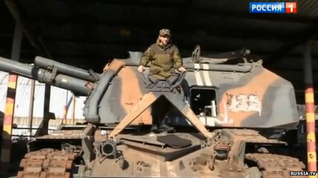 T&igrave;nh h&igrave;nh Ukraine mới nhất: Một chiến binh được cho l&agrave; mới chỉ 15 tuổi tr&ecirc;n chiếc xe tăng vừa chiếm được