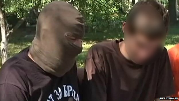 T&igrave;nh h&igrave;nh Ukraine mới nhất: Một l&iacute;nh đ&agrave;o hầm 17 tuổi (phải) ngồi c&ugrave;ng chỉ huy sau khi trở về từ cuộc chiến