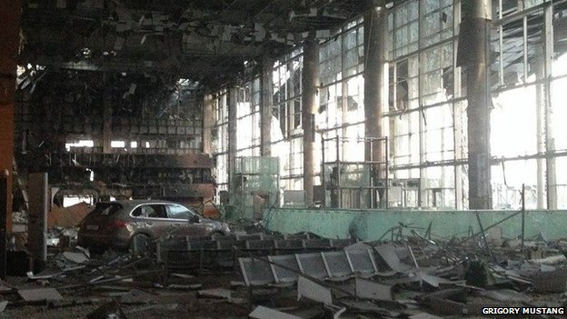 S&acirc;n bay Donetsk ở miền đ&ocirc;ng Ukraine giờ chỉ c&ograve;n l&agrave; một chiến trường đổ n&aacute;t