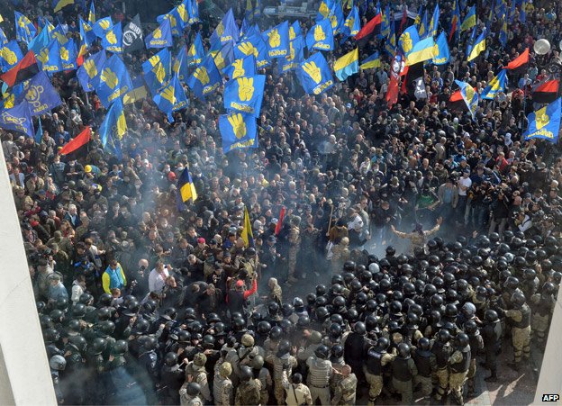 D&ograve;ng người biểu t&igrave;nh đ&ocirc;ng nghịt bao v&acirc;y trước cửa t&ograve;a nh&agrave; Quốc hội Ukraine