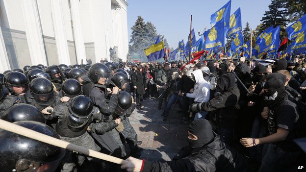 H&agrave;ng r&agrave;o người của cảnh s&aacute;t Ukraine bảo vệ t&ograve;a nh&agrave; Quốc hội trước đ&aacute;m đ&ocirc;ng qu&aacute; kh&iacute;ch
