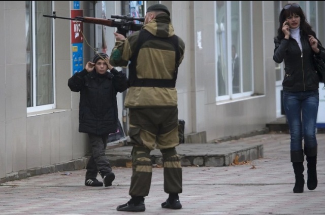Một chiến binh ly khai đang làm nhiệm vụ canh gác cho thủ lĩnh Alexander Zakharchenko ở Novoazovsk