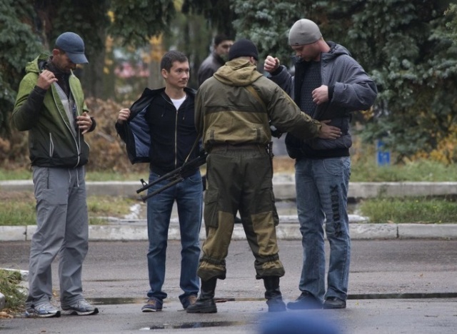 Quân ly khai thân Nga khám người dân chúng tới dự buổi gặp mặt với thủ lĩnh Alexander Zakharchenko ở Novoazovsk