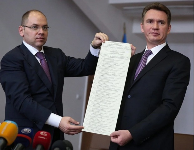 Trưởng ban Bầu cử trung ương Ukraine giới thiệu lá phiếu bầu cử quốc hội do chính quyền Kiev tổ chức ngày 26/10