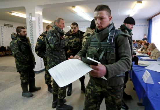 Cuộc bầu cử Quốc hội Ukraine diễn ra giữa l&uacute;c chiến sự vẫn nổ ra li&ecirc;n tiếp ở miền đ&ocirc;ng