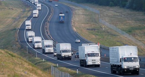 Đo&agrave;n xe cứu trợ của Nga tiến v&agrave;o Ukraine