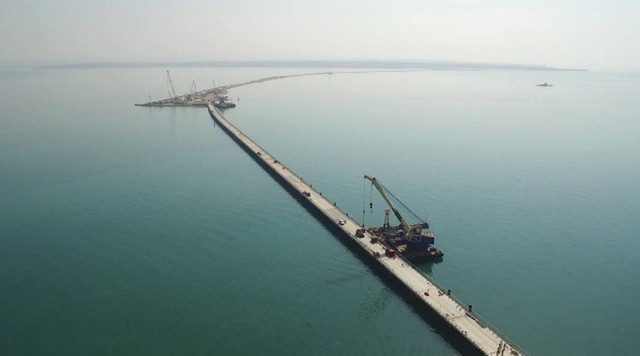 T&igrave;nh h&igrave;nh Ukraine mới nhất cho biết Nga x&acirc;y cầu vượt biển tới b&aacute;n đảo Crimea