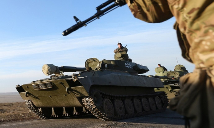 Phe ly khai miền Đ&ocirc;ng Ukraine r&uacute;t xe tăng khỏi đường giới tuyến với qu&acirc;n ch&iacute;nh phủ