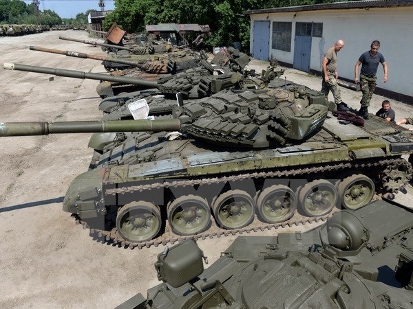 Qu&acirc;n nh&acirc;n Ukraine kiểm tra c&aacute;c xe tăng T-72 tại th&agrave;nh phố miền t&acirc;y Lviv ng&agrave;y 7/8