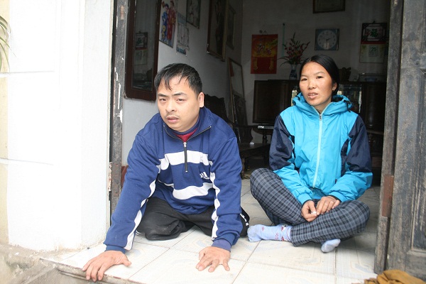 Hai vợ chồng chị Dậu tại nh&agrave; ri&ecirc;ng