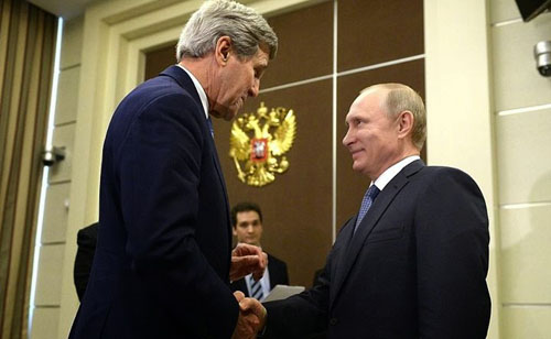 Tổng thống Nga Vladimir Putin (phải) tiếp Ngoại trưởng Mỹ John Kery tại Sochi hôm 12/5 Tổng thống Nga Vladimir Putin (phải) tiếp Ngoại trưởng Mỹ John Kery tại Sochi hôm 12/5