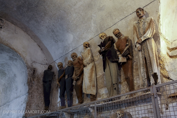 Bảo t&agrave;ng Capuchin của một d&ograve;ng họ ở Italy với những x&aacute;c ướp gần như nguy&ecirc;n vẹn mặc những bộ quần &aacute;o thời trang nhất