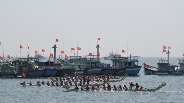 Lễ hội đua thuyền tứ linh đầu xu&acirc;n mới Ất M&ugrave;i của người d&acirc;n đảo L&yacute; Sơn
