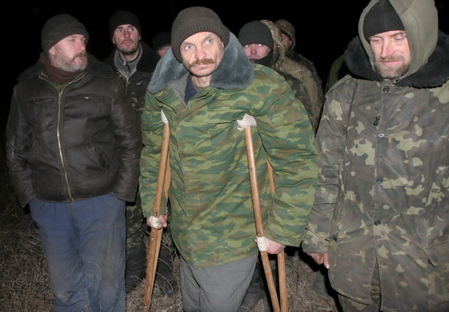 Binh sĩ Ukraine trước giờ được trao trả đ&ecirc;m 21-2. Ảnh: Reuters