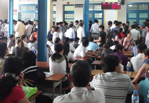 T&igrave;nh trạng qu&aacute; tải tại một điểm đổi GPLX tại Tp.HCM