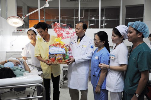 B&aacute;c sĩ L&ecirc; Quang Thanh, Gi&aacute;m đốc bệnh viện đ&atilde; đến tận ph&ograve;ng sinh trao những m&oacute;n qu&agrave; của bệnh viện cho 5 em b&eacute; đầu ti&ecirc;n ra đời trong năm mới Ất M&ugrave;i