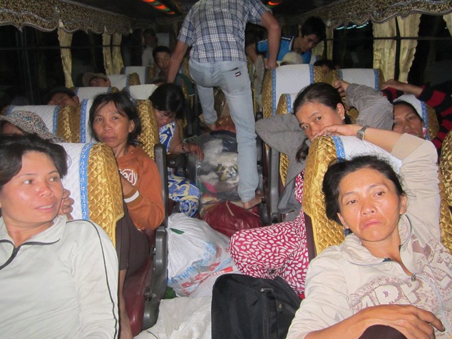 mọi chỗ trống d&ugrave; nhỏ nhất đều được người v&agrave; h&agrave;ng ho&aacute;, h&agrave;nh l&yacute; lấp đầy