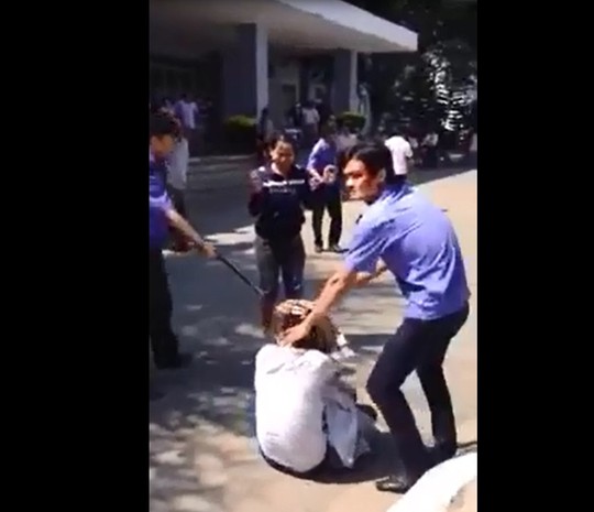 nhiều nh&acirc;n vi&ecirc;n bảo vệ Bệnh viện Đa khoa Quảng Ng&atilde;i cầm gậy v&acirc;y lại đấm đ&aacute; một thanh ni&ecirc;n đang nằm dưới đất