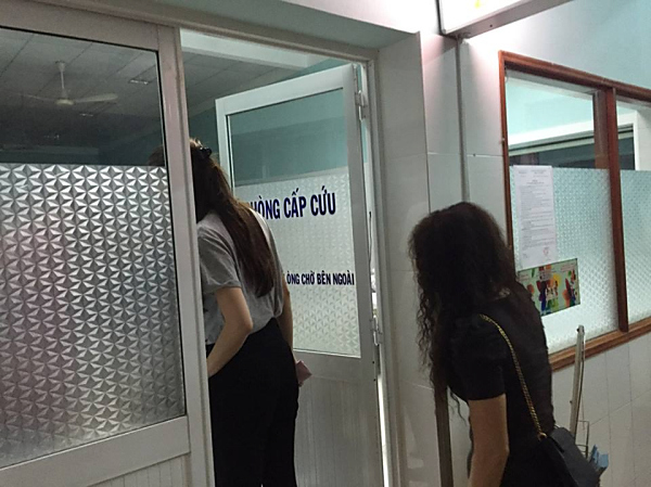 h&igrave;nh ảnh Hồ Ngọc H&agrave; lặng lẽ thăm nạn nh&acirc;n vụ 