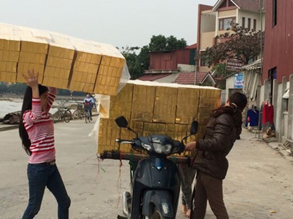 V&agrave;ng thỏi giấy tr&ecirc;n đường vận chuyển về nơi ti&ecirc;u thụ